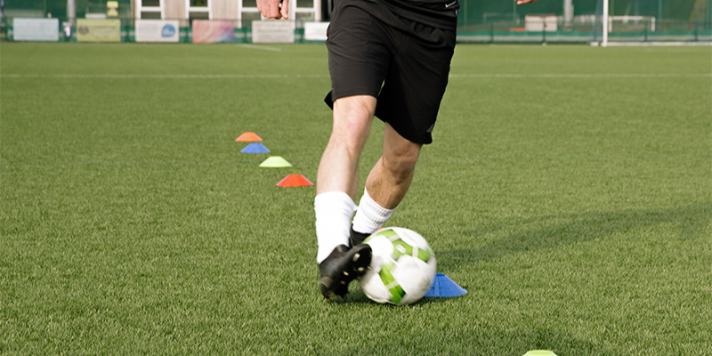 Dribbling trong bóng đá là gì?