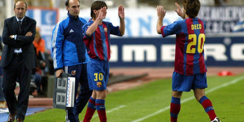 Khoảnh khắc lịch sử về việc Messi ra mắt đội 1 Barca